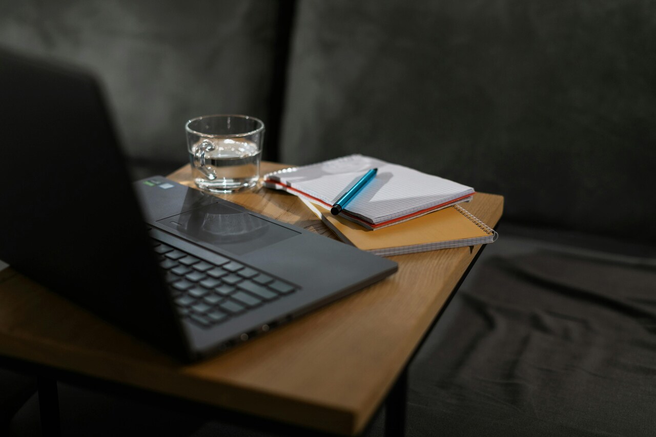 Zalany laptop – co robić, żeby go uratować? Najlepsze porady